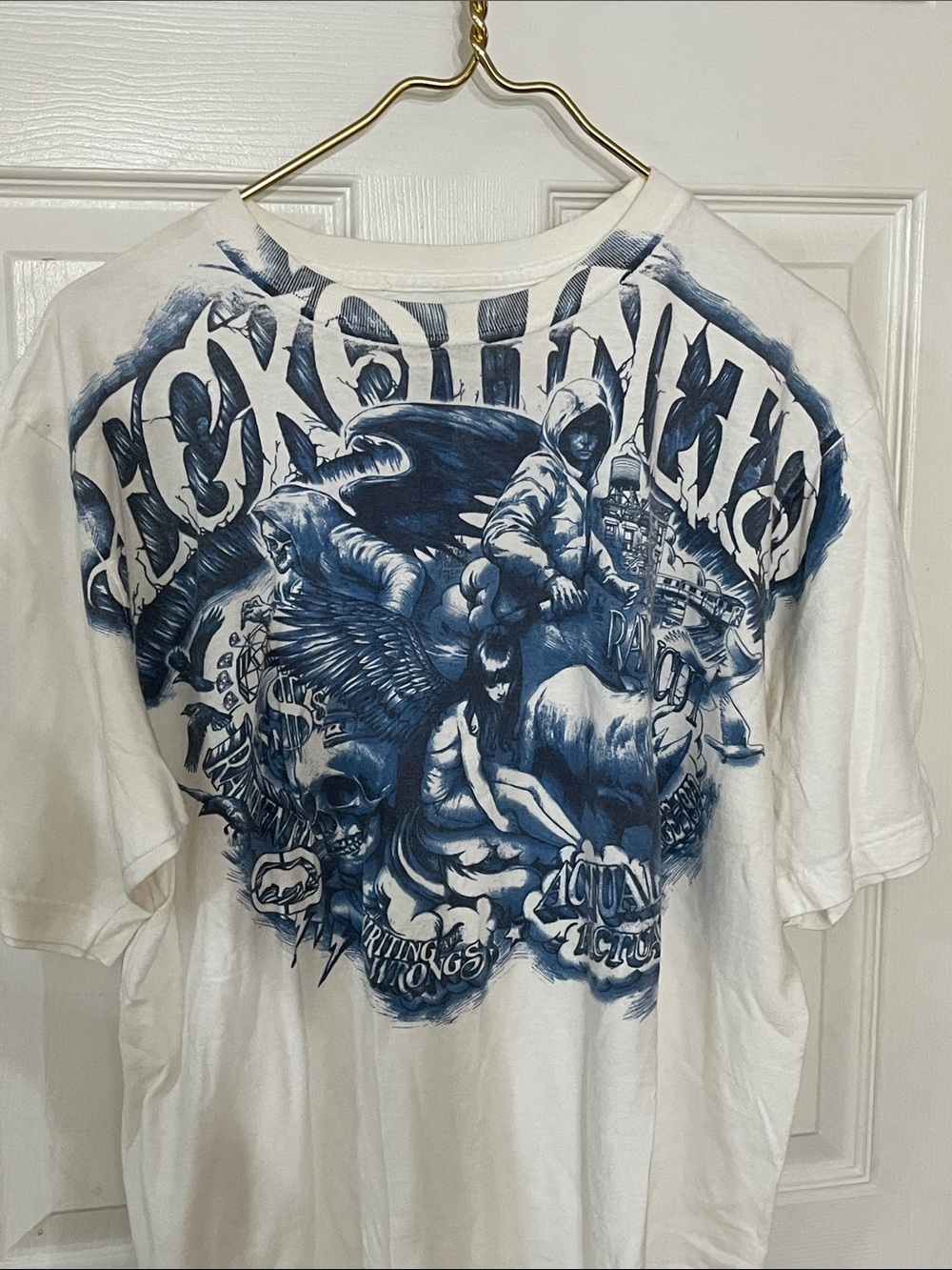 Ecko Men’s large Y2K large gravity style graphic print t shirt